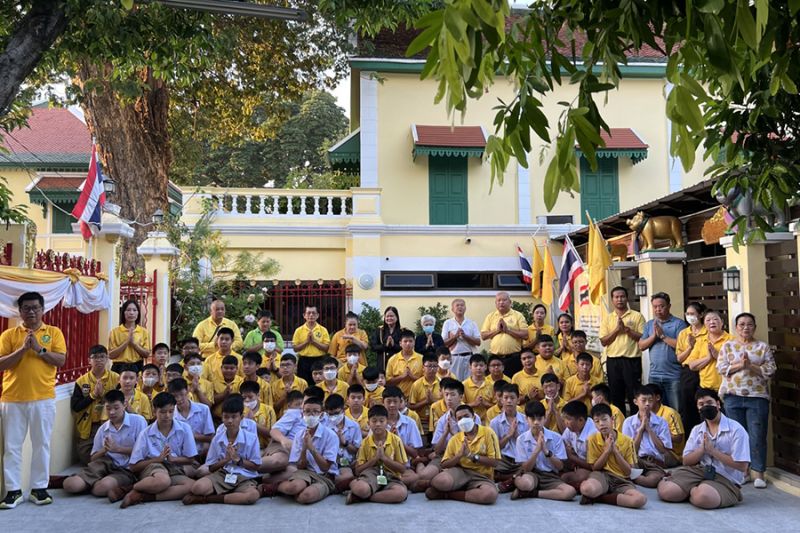 กิจกรรมทำบุญตักบาตรในช่วงเช้า ณ วัดเทพศิรินทราวาส