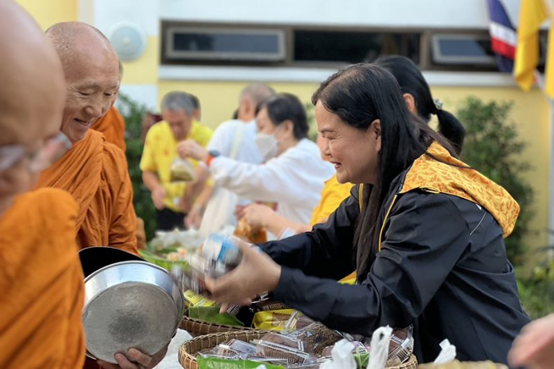 กิจกรรมทำบุญตักบาตรในช่วงเช้า ณ วัดเทพศิรินทราวาส