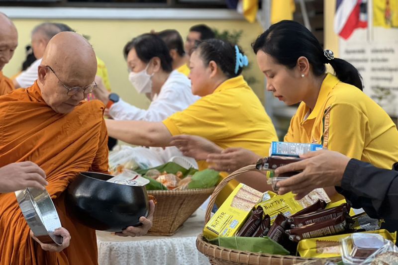 กิจกรรมทำบุญตักบาตรในช่วงเช้า ณ วัดเทพศิรินทราวาส