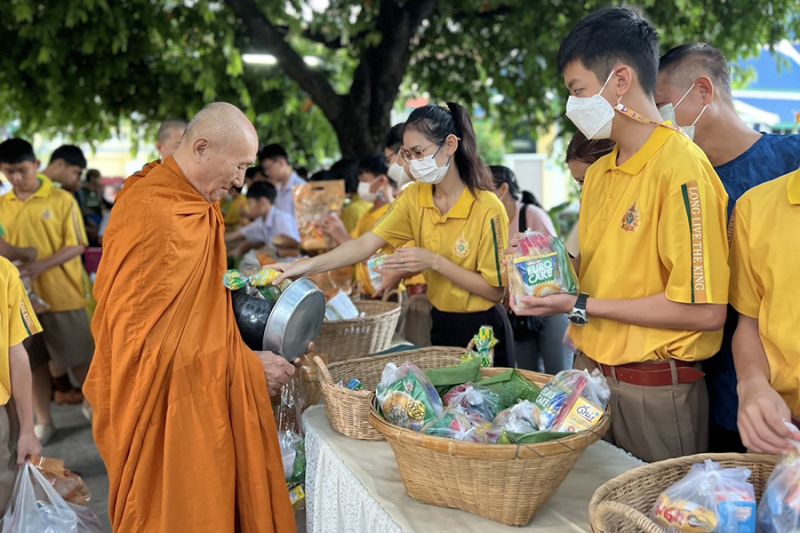 กิจกรรมทำบุญตักบาตรในช่วงเช้า ณ วัดเทพศิรินทราวาส