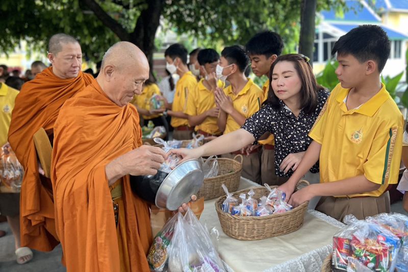กิจกรรมทำบุญตักบาตรในช่วงเช้า ณ วัดเทพศิรินทราวาส