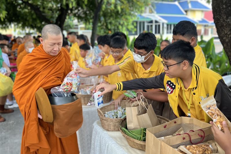 กิจกรรมทำบุญตักบาตรในช่วงเช้า ณ วัดเทพศิรินทราวาส