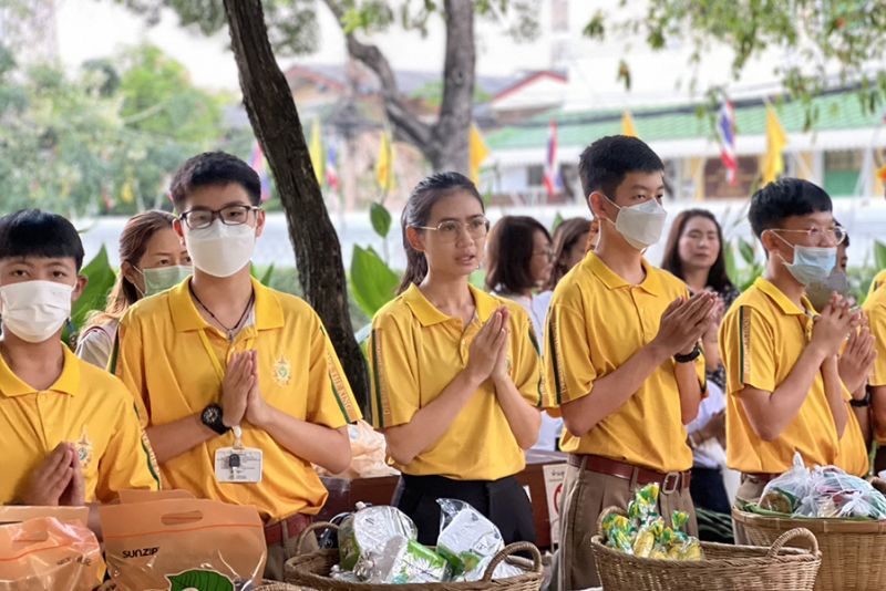 กิจกรรมทำบุญตักบาตรในช่วงเช้า ณ วัดเทพศิรินทราวาส