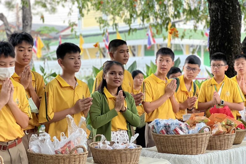 กิจกรรมทำบุญตักบาตรในช่วงเช้า ณ วัดเทพศิรินทราวาส