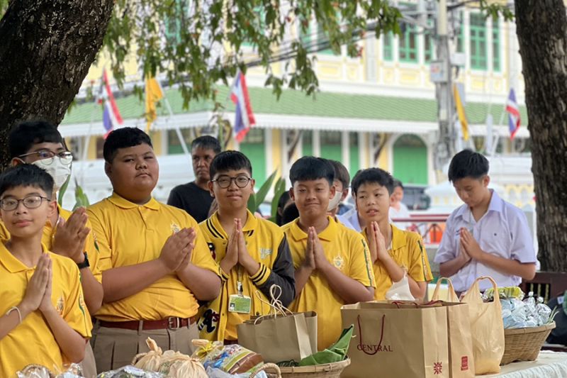 กิจกรรมทำบุญตักบาตรในช่วงเช้า ณ วัดเทพศิรินทราวาส
