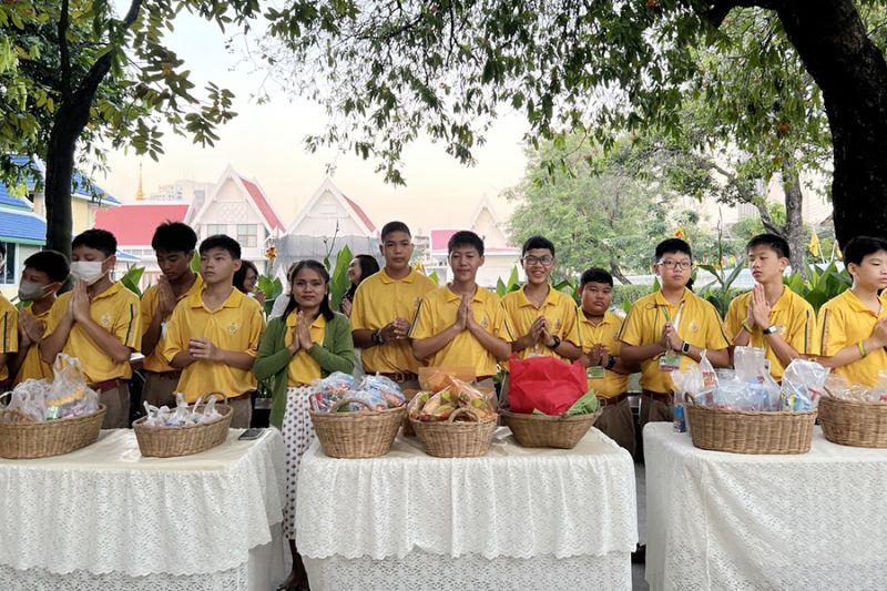 กิจกรรมทำบุญตักบาตรในช่วงเช้า ณ วัดเทพศิรินทราวาส
