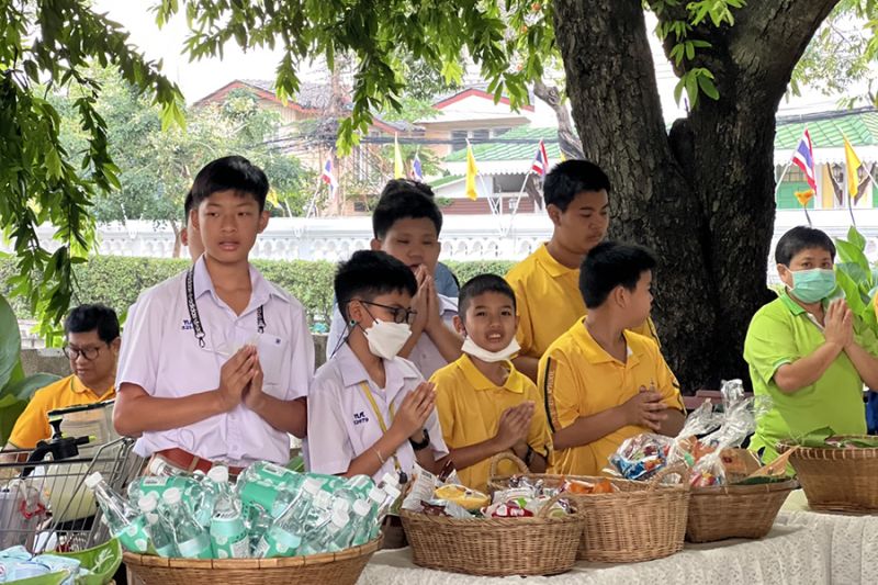 กิจกรรมทำบุญตักบาตรในช่วงเช้า ณ วัดเทพศิรินทราวาส