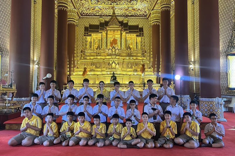 กิจกรรมทำบุญตักบาตรในช่วงเช้า ณ วัดเทพศิรินทราวาส