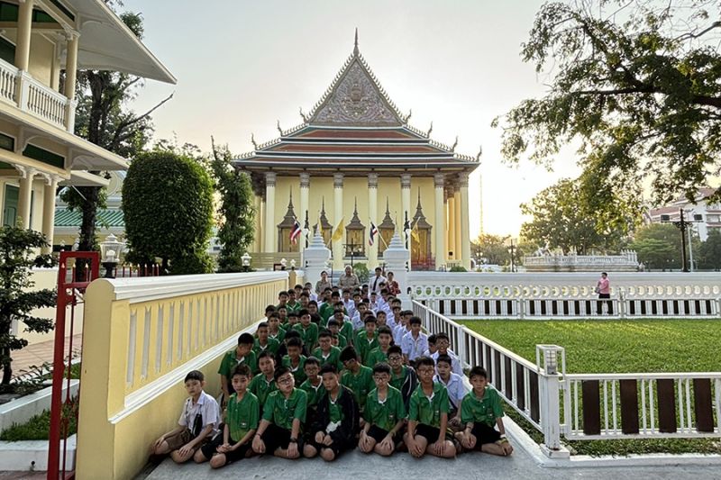 กิจกรรมทำบุญตักบาตรในช่วงเช้า ณ วัดเทพศิรินทราวาส