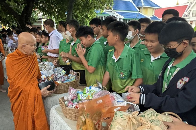 กิจกรรมทำบุญตักบาตรในช่วงเช้า ณ วัดเทพศิรินทราวาส