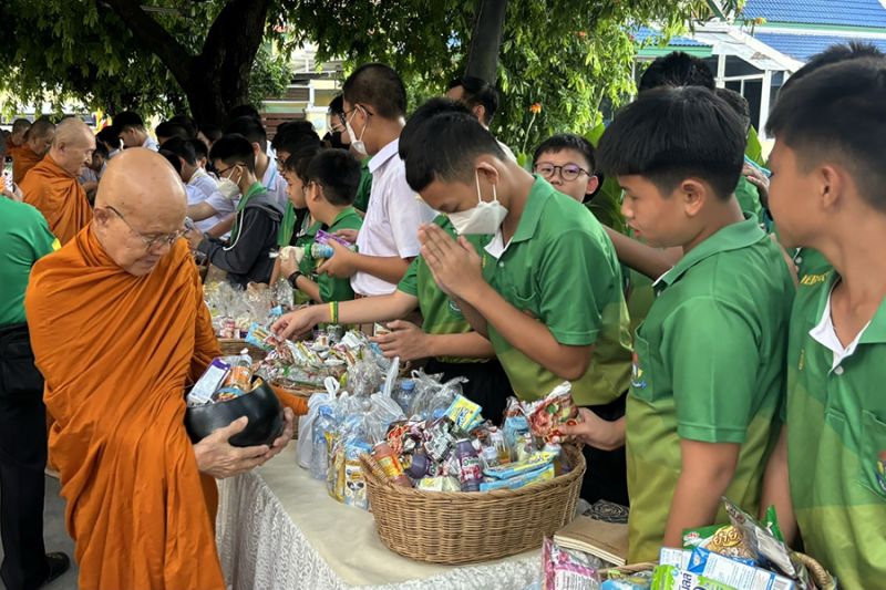 กิจกรรมทำบุญตักบาตรในช่วงเช้า ณ วัดเทพศิรินทราวาส