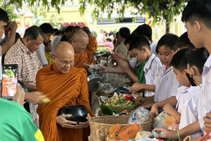 กิจกรรมทำบุญตักบาตรในช่วงเช้า ณ วัดเทพศิรินทราวาส