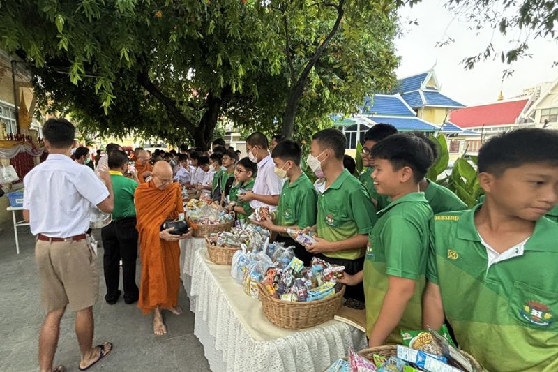 กิจกรรมทำบุญตักบาตรในช่วงเช้า ณ วัดเทพศิรินทราวาส
