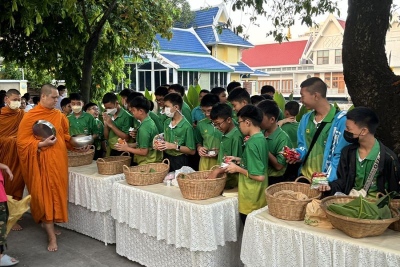 กิจกรรมทำบุญตักบาตรในช่วงเช้า ณ วัดเทพศิรินทราวาส
