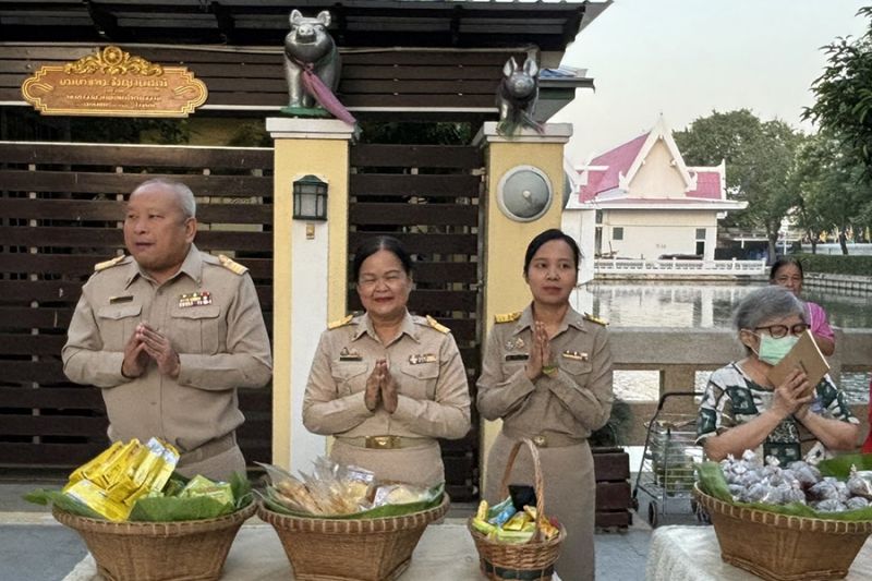 กิจกรรมทำบุญตักบาตรในช่วงเช้า ณ วัดเทพศิรินทราวาส