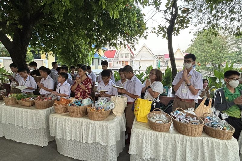 กิจกรรมทำบุญตักบาตรในช่วงเช้า ณ วัดเทพศิรินทราวาส