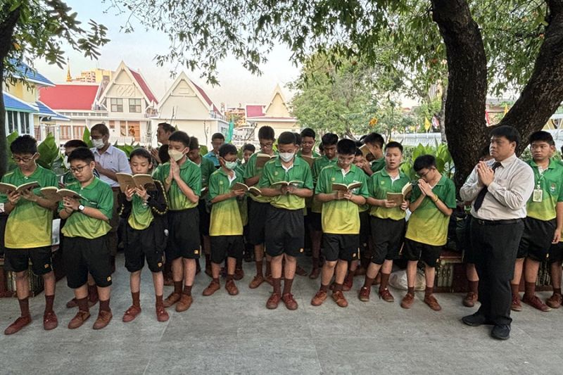 กิจกรรมทำบุญตักบาตรในช่วงเช้า ณ วัดเทพศิรินทราวาส