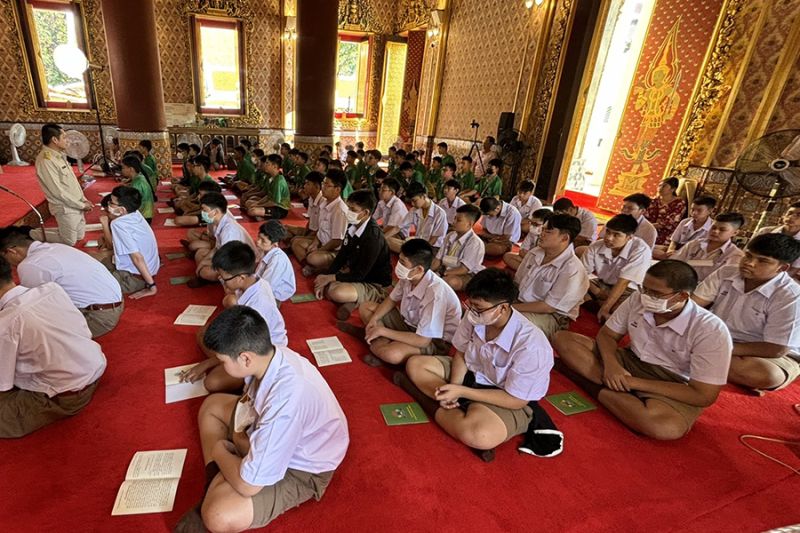 กิจกรรมทำบุญตักบาตรในช่วงเช้า ณ วัดเทพศิรินทราวาส