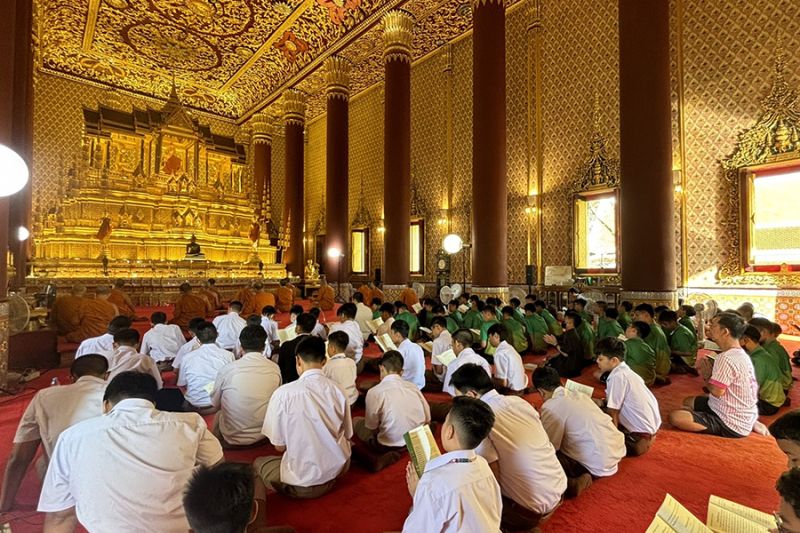 กิจกรรมทำบุญตักบาตรในช่วงเช้า ณ วัดเทพศิรินทราวาส