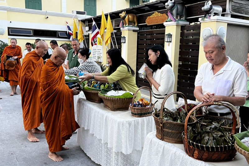 กิจกรรมทำบุญตักบาตรในช่วงเช้า ณ วัดเทพศิรินทราวาส
