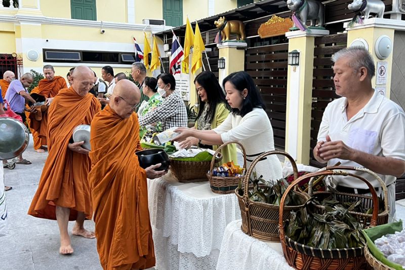 กิจกรรมทำบุญตักบาตรในช่วงเช้า ณ วัดเทพศิรินทราวาส