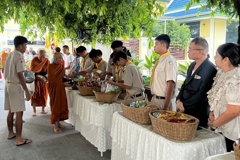 กิจกรรมทำบุญตักบาตรในช่วงเช้า ณ วัดเทพศิรินทราวาส