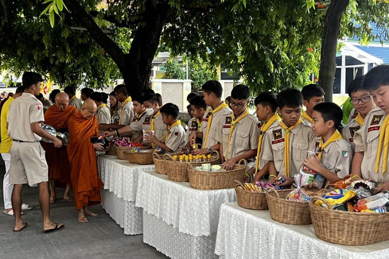 กิจกรรมทำบุญตักบาตรในช่วงเช้า ณ วัดเทพศิรินทราวาส