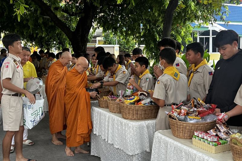 กิจกรรมทำบุญตักบาตรในช่วงเช้า ณ วัดเทพศิรินทราวาส
