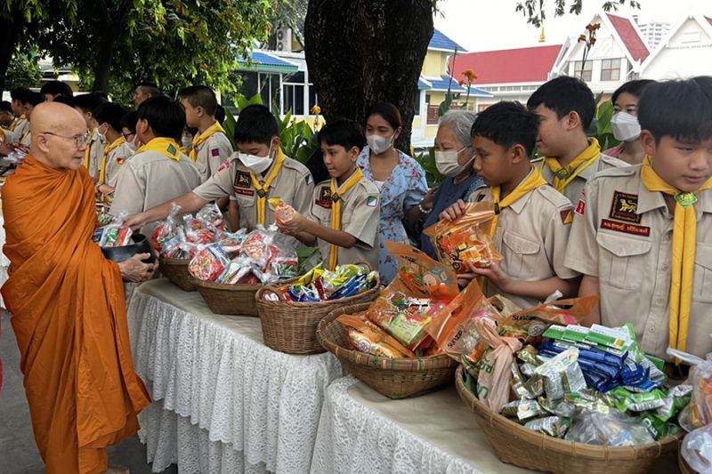 กิจกรรมทำบุญตักบาตรในช่วงเช้า ณ วัดเทพศิรินทราวาส