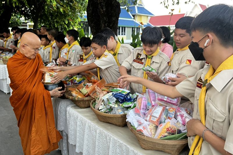 กิจกรรมทำบุญตักบาตรในช่วงเช้า ณ วัดเทพศิรินทราวาส