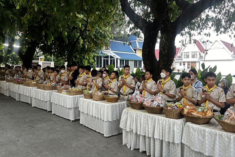 กิจกรรมทำบุญตักบาตรในช่วงเช้า ณ วัดเทพศิรินทราวาส