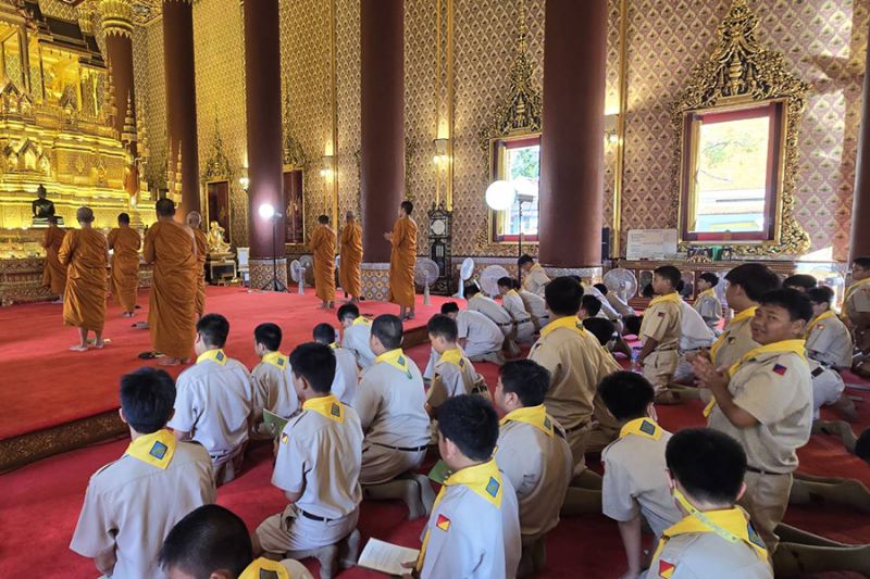 กิจกรรมทำบุญตักบาตรในช่วงเช้า ณ วัดเทพศิรินทราวาส