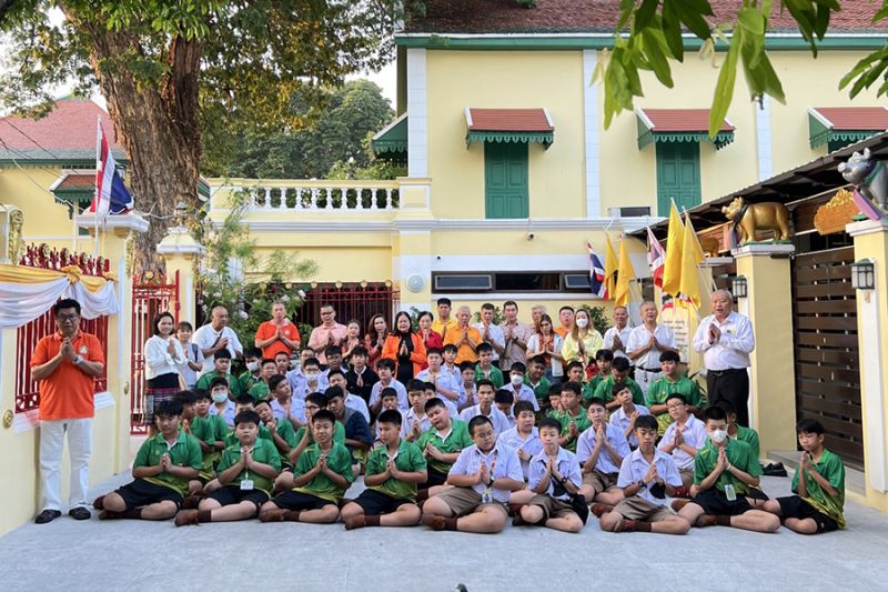 กิจกรรมทำบุญตักบาตรในช่วงเช้า ณ วัดเทพศิรินทราวาส