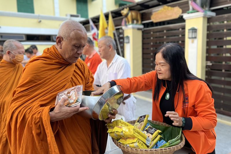 กิจกรรมทำบุญตักบาตรในช่วงเช้า ณ วัดเทพศิรินทราวาส