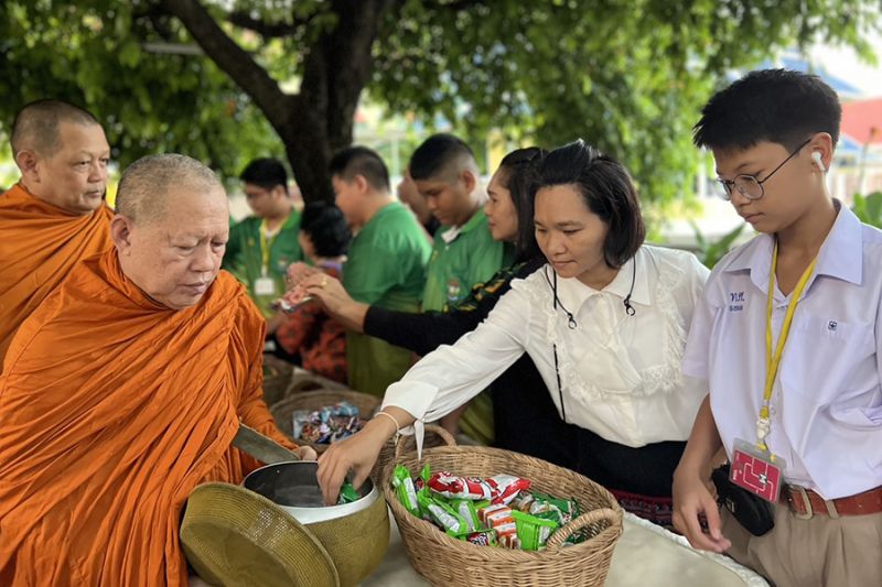 กิจกรรมทำบุญตักบาตรในช่วงเช้า ณ วัดเทพศิรินทราวาส