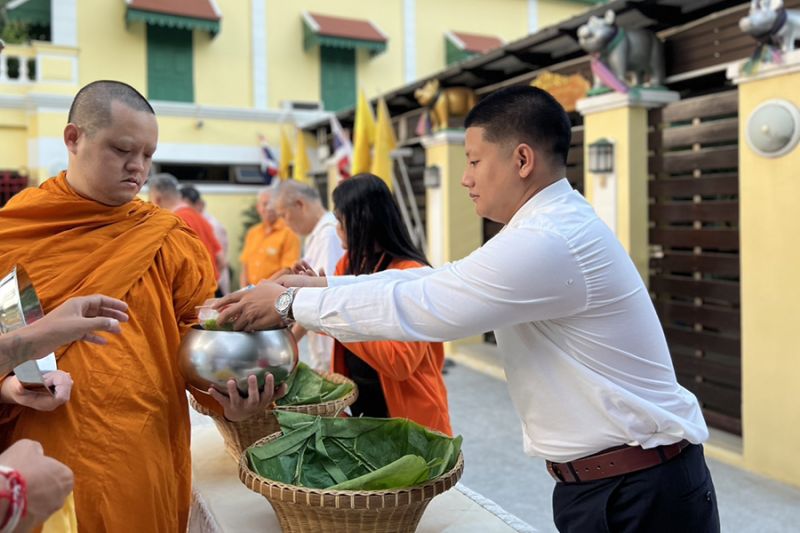 กิจกรรมทำบุญตักบาตรในช่วงเช้า ณ วัดเทพศิรินทราวาส