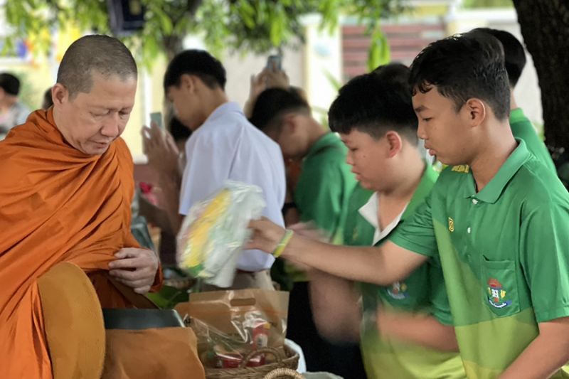 กิจกรรมทำบุญตักบาตรในช่วงเช้า ณ วัดเทพศิรินทราวาส