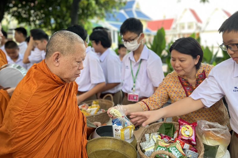 กิจกรรมทำบุญตักบาตรในช่วงเช้า ณ วัดเทพศิรินทราวาส
