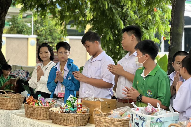 กิจกรรมทำบุญตักบาตรในช่วงเช้า ณ วัดเทพศิรินทราวาส