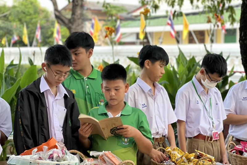 กิจกรรมทำบุญตักบาตรในช่วงเช้า ณ วัดเทพศิรินทราวาส