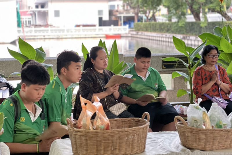 กิจกรรมทำบุญตักบาตรในช่วงเช้า ณ วัดเทพศิรินทราวาส