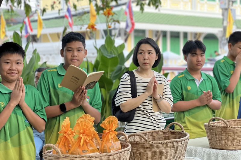 กิจกรรมทำบุญตักบาตรในช่วงเช้า ณ วัดเทพศิรินทราวาส