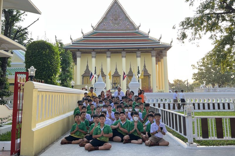 กิจกรรมทำบุญตักบาตรในช่วงเช้า ณ วัดเทพศิรินทราวาส
