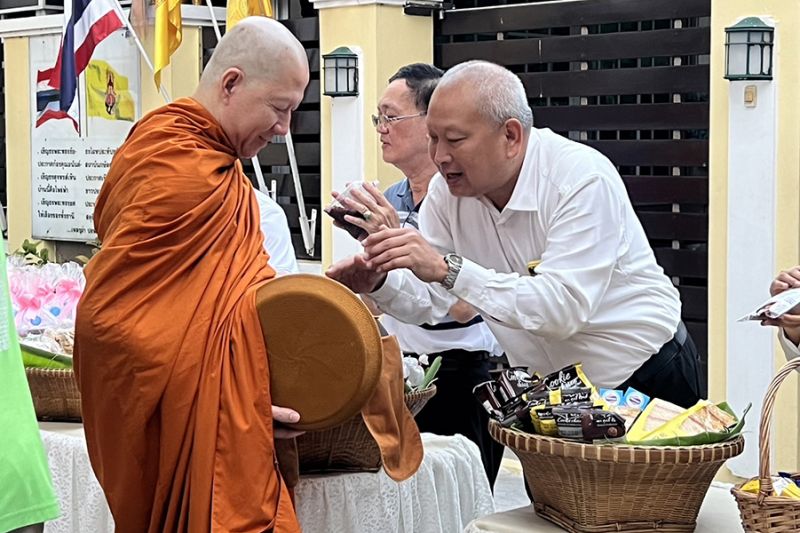 กิจกรรมทำบุญตักบาตรในช่วงเช้า ณ วัดเทพศิรินทราวาส