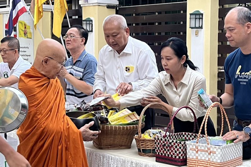 กิจกรรมทำบุญตักบาตรในช่วงเช้า ณ วัดเทพศิรินทราวาส