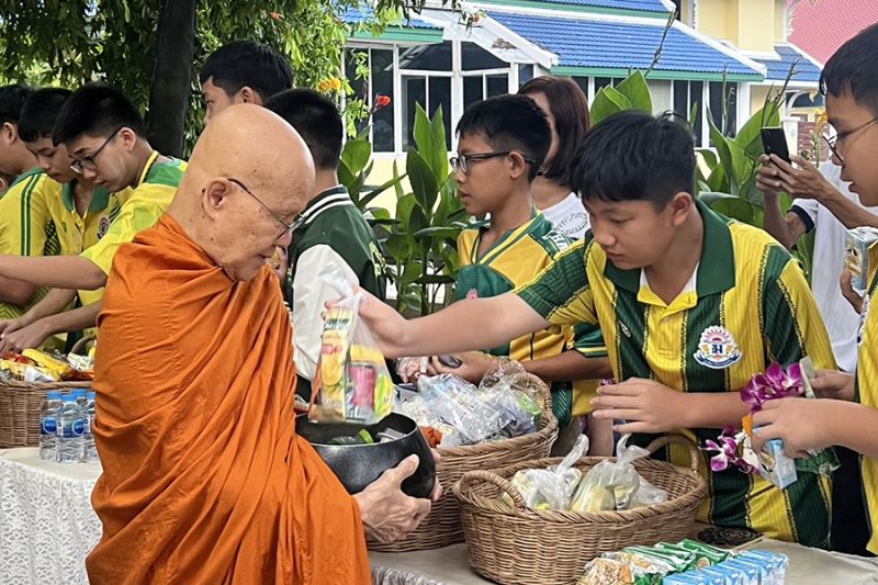 กิจกรรมทำบุญตักบาตรในช่วงเช้า ณ วัดเทพศิรินทราวาส