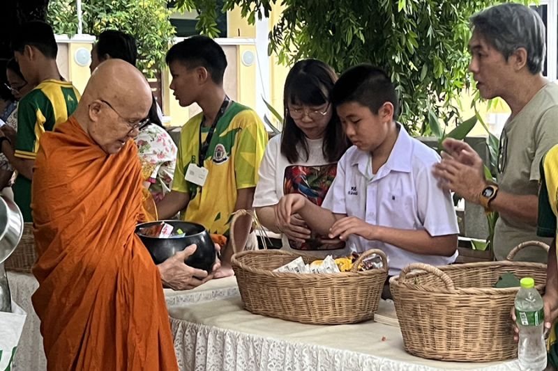 กิจกรรมทำบุญตักบาตรในช่วงเช้า ณ วัดเทพศิรินทราวาส