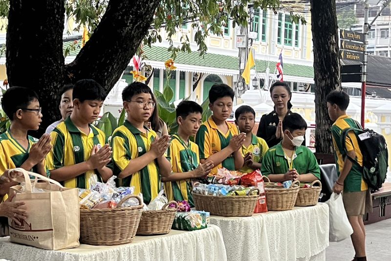กิจกรรมทำบุญตักบาตรในช่วงเช้า ณ วัดเทพศิรินทราวาส