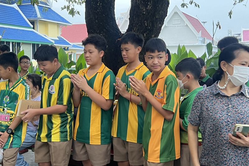 กิจกรรมทำบุญตักบาตรในช่วงเช้า ณ วัดเทพศิรินทราวาส