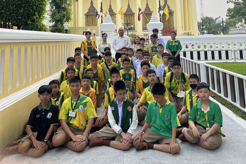 กิจกรรมทำบุญตักบาตรในช่วงเช้า ณ วัดเทพศิรินทราวาส